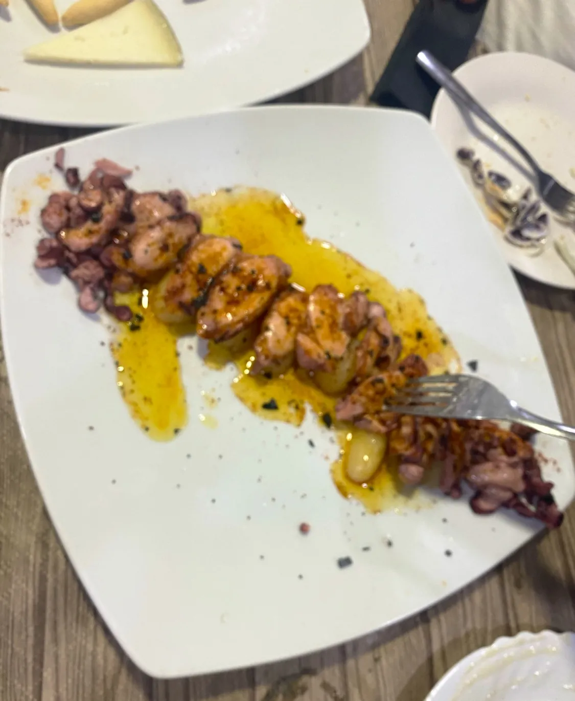 Pulpo a la plancha con su aceite y pimentón