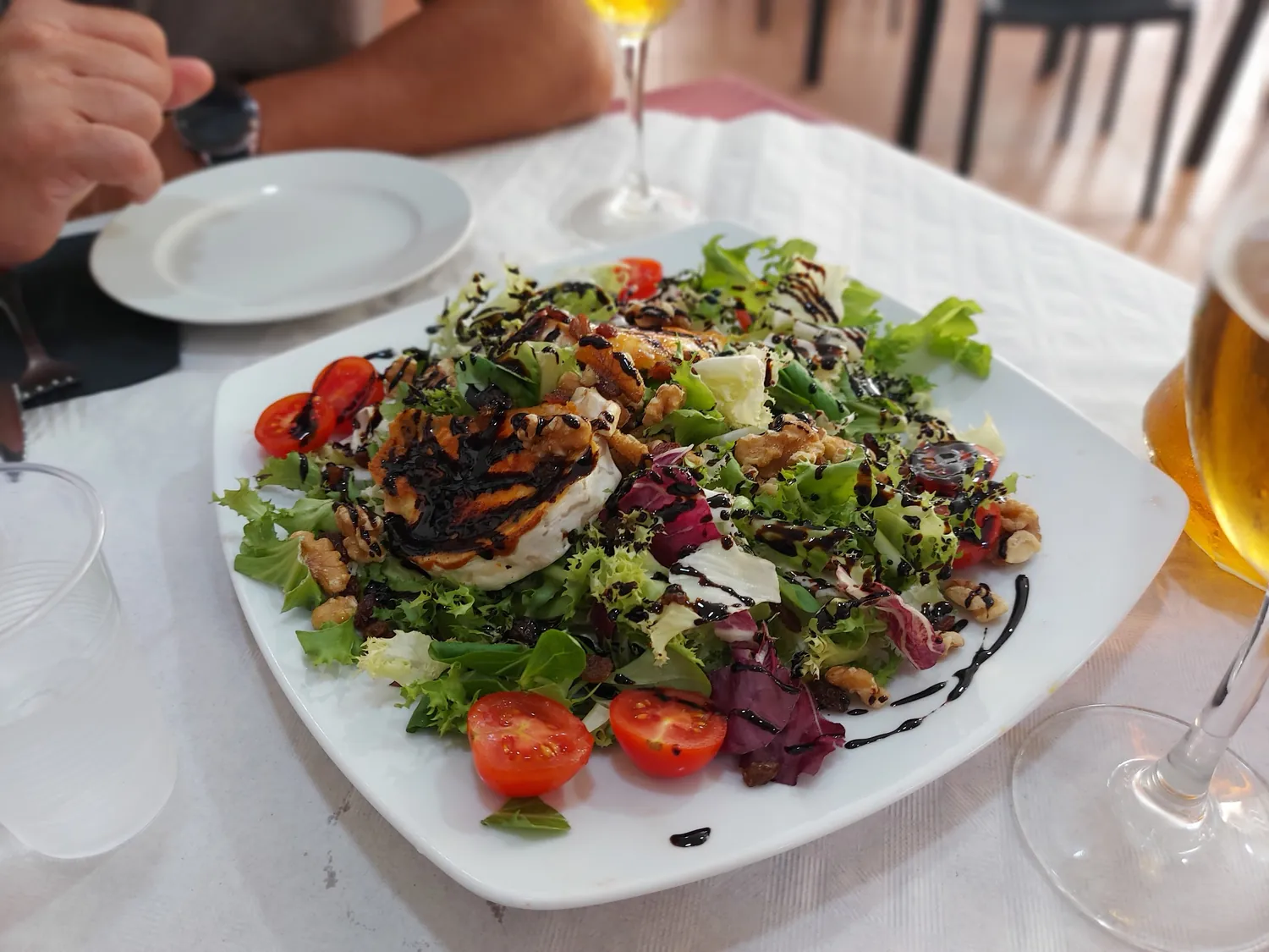 Ensalada de queso de cabra, nueces y reducción de Pedro Ximénez